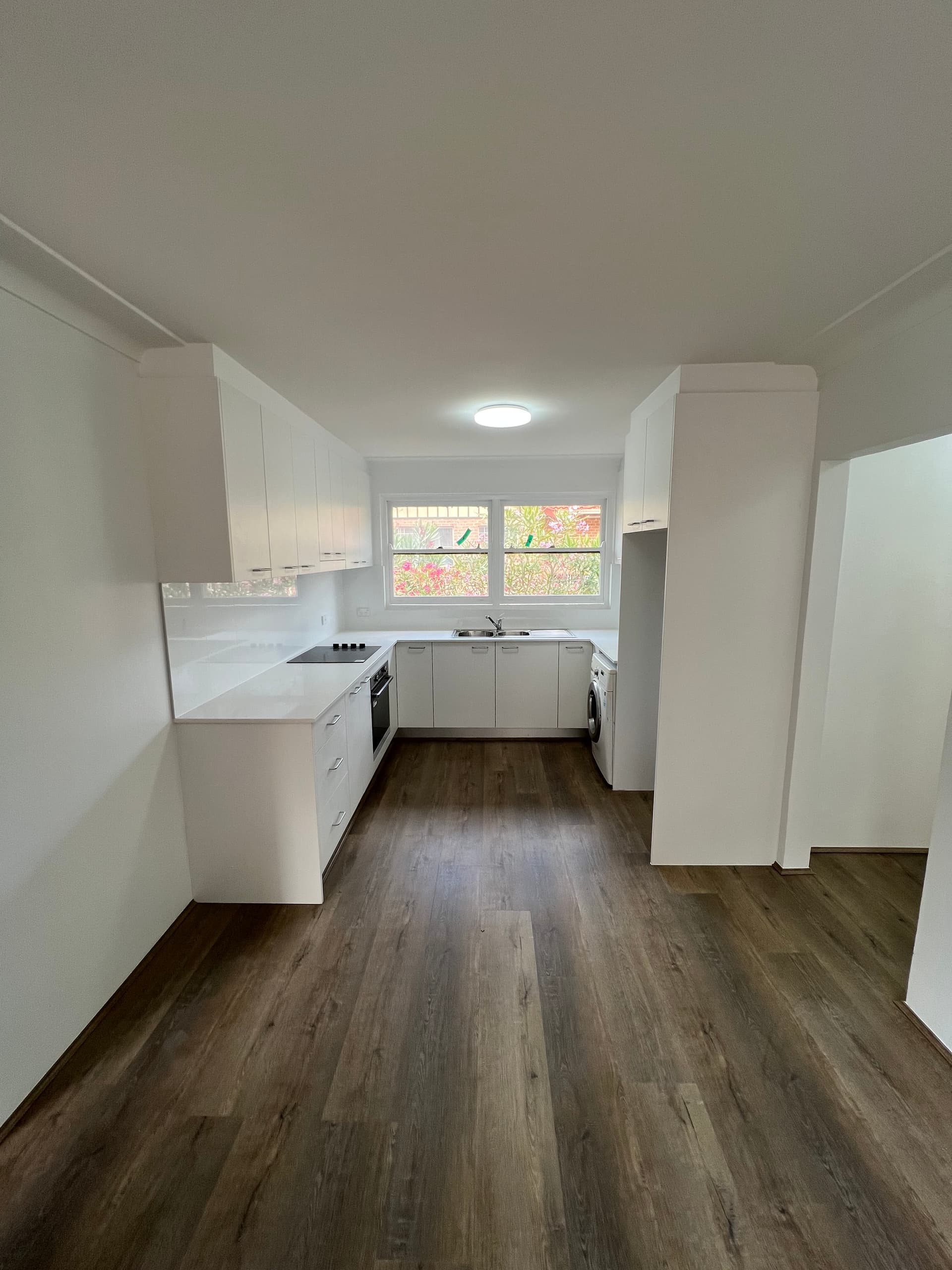 U-shaped kitchen with integrated laundry