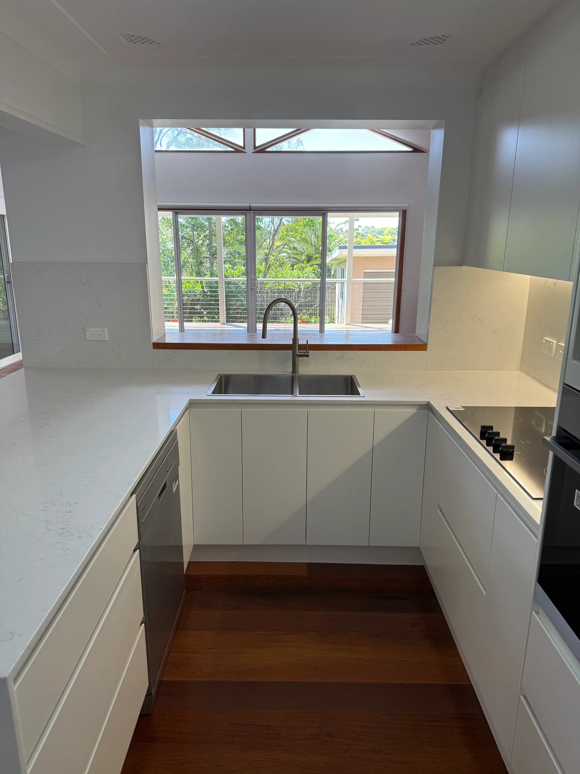 U-shape kitchen benchtop overview