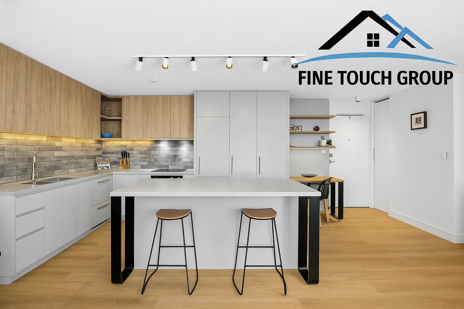 Kitchen with breakfast bar