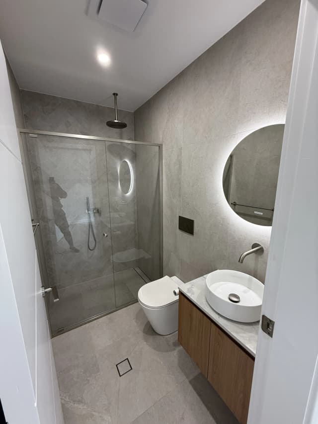 Compact bathroom with maximized storage